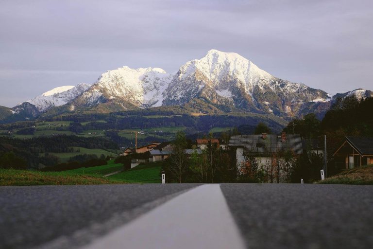 Carretera con vistas a montaña